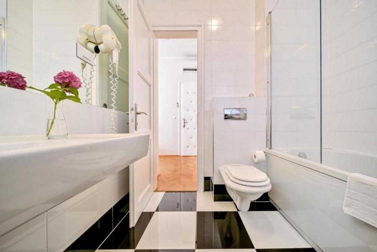 Palace Schoen Milesi - Esense Of Prestige - Private Pool - Free Parking - Old Money Style Luxury Rooms - Walking Distance To The Old Town, The Beach And All Amenities - Buralux Properties Split Eksteriør billede