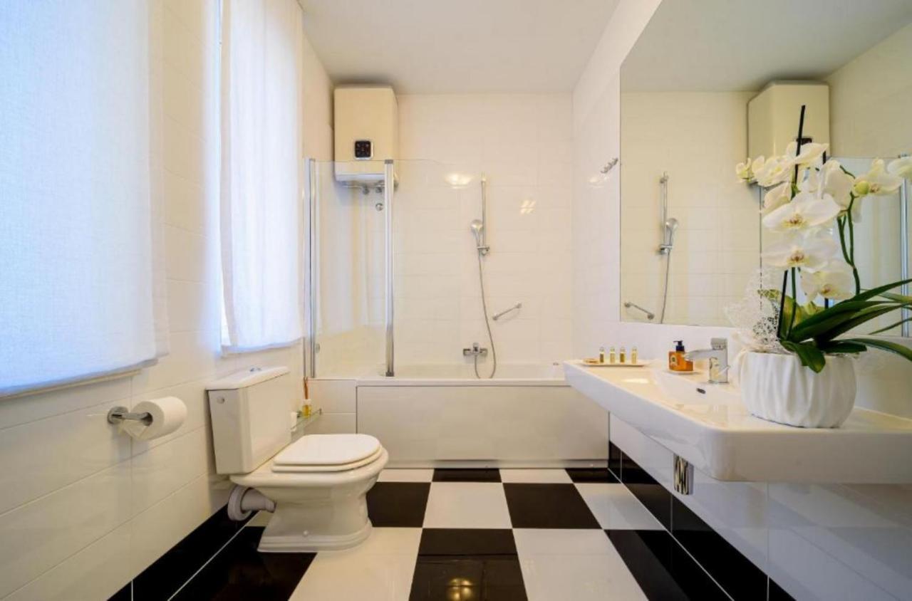 Palace Schoen Milesi - Esense Of Prestige - Private Pool - Free Parking - Old Money Style Luxury Rooms - Walking Distance To The Old Town, The Beach And All Amenities - Buralux Properties Split Eksteriør billede