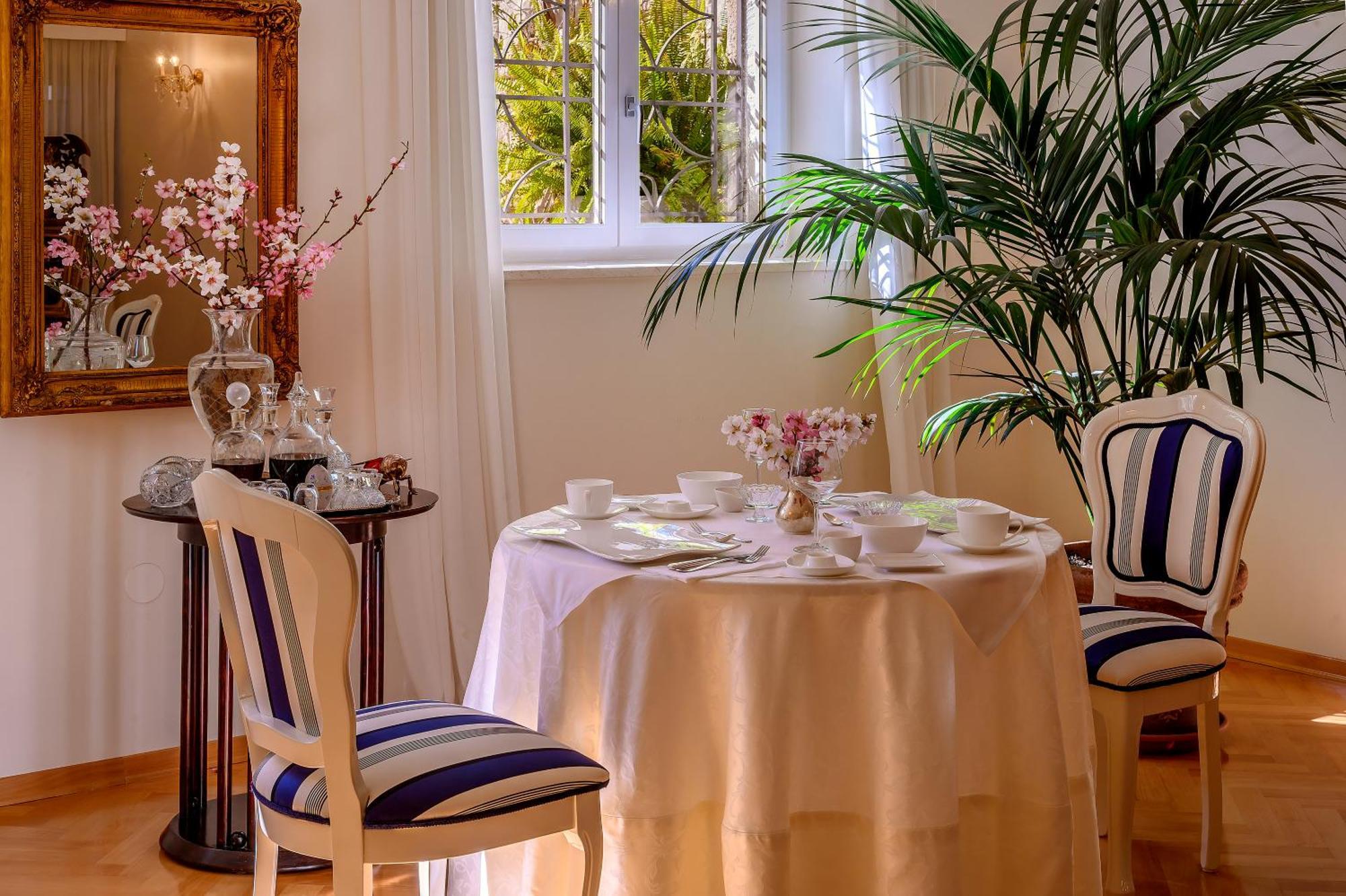 Palace Schoen Milesi - Esense Of Prestige - Private Pool - Free Parking - Old Money Style Luxury Rooms - Walking Distance To The Old Town, The Beach And All Amenities - Buralux Properties Split Eksteriør billede